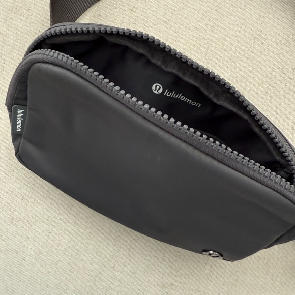 lululemon everywhere belt bag charcoal color - Picture 5 of 6